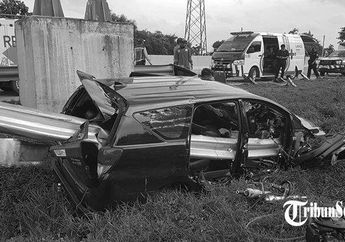 Tragis, WN Jepang Tewas Kecelakaan di Tol Solo- Ngawi, Kondisi Mobil Ringsek Tertusuk Guardrail, Sopir Diduga Mengantuk