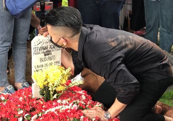 Suami Stevie Agnecya Turun Ke Liang Lahat, Cium Nisan Istri untuk Terakhir Kali