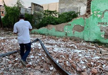 Salut, Penjual Takjil Nekat Jualan Meski Tertimpa Reruntuhan Atap saat Gempa Tuban, Akui Masih Syok hingga Tak Sadar Orang-orang Berlarian