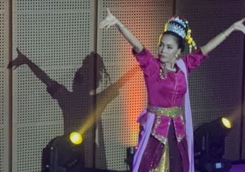 Bikin Melongo, Denada Unjuk Kemampuan Tari Jaipong