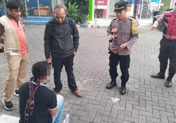 Heboh Pria di Surabaya Nekat Duduk Sila di Tengah Rel Kereta Api, Diduga Depresi Ingin Akhiri Hidup, Aksinya Digagalkan Polisi