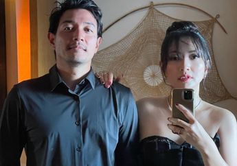 Kocak! Hesti Purwadinata dan Edo Borne Pamerkan Momen Random saat di Rumah, sang Putra Terpantau Pasrah: Beginilah Romantisnya Kita