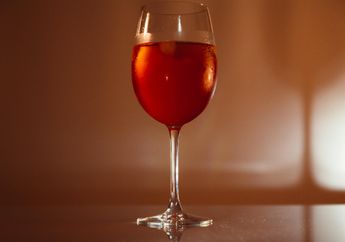 5 Arti Mimpi Minum Air Warna Merah, Perlu Waspada Akan Hari Esok?