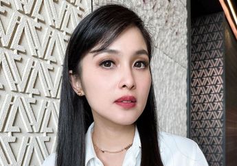 Anak SMA dari Mana Nih? Gaya Modis Sandra Dewi Dipuji Bikin Tambah Awet Muda!