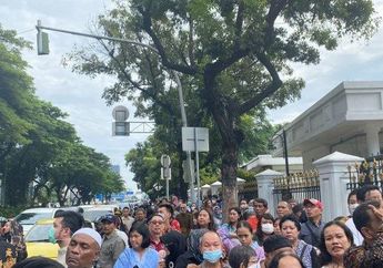 Desak-desakan, Open House Lebaran Presiden Jokowi di Istana Suguhkan Opor hingga Kue Tradisional, Ribuan Warga Antusias Menikmati Sajian Makanan Enak