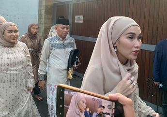 Laksanakan Salat Idulfitri, Ayu Ting Ting dan Keluarga Kompak Pakai Baju Lebaran Seragam