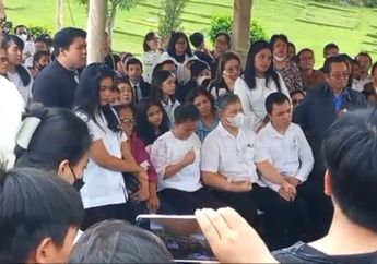Penuh Sesak Hingga Pukul Dada, Ibu Kandung Terisak Selama Pemakaman Melitha Sidabutar