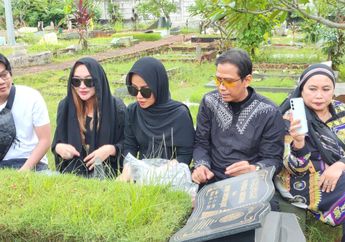 Doddy Sudrajat Ziarah ke Makam Vanessa Angel dan Febri Andriansyah,&nbsp;Ungkap&nbsp;Alasan Baru Kunjungi Makam sang Putri