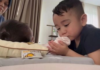 Masyaallah, Tatapan Rayyanza Pada Baby Lily Viral Hingga Panen Pujian, Cipung Siap Jadi Kakak?