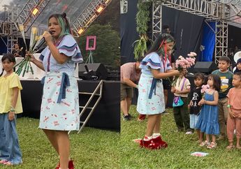 Gemasnya, Idgitaf Bagi-bagi Bunga untuk Anak-anak di Konser "Sunset di Kebun"