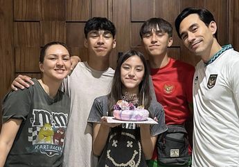 Bak Keluarga Cemara,&nbsp;Intip&nbsp;Momen Manis Darius Sinathrya dan Donna Agnesia Sambut Kepulangan Dua Putra Kesayangannya