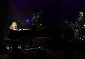 Diana Krall Tampil Elegan dengan Lagu-lagu Jazz Legendaris, Dibuka dengan 'Almost Like Being in Love'