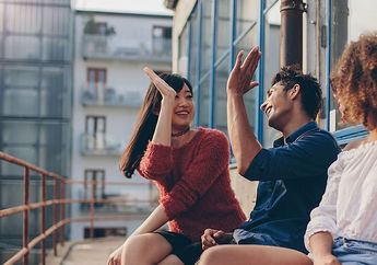 5 Alasan Kita Harus Bersyukur Kalau Pacar Punya Banyak Teman Cewek