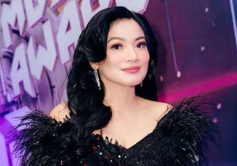 Titi Kamal Duet Bareng Naysilla Mirdad, Istri Christian Sugiono Tampil Glamor Kenakan Dress Desainer