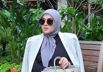Kembali Bagikan Foto Menutupi Perut, Syahrini Pamer Gaya Elegan dan Branded Serba Hitam Putih