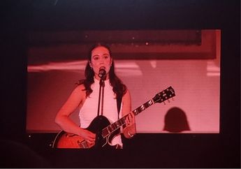 Lagi Flu, Laufey Tetap Maksimal Bawakan Lagu Hits di Java Jazz Festival 2024