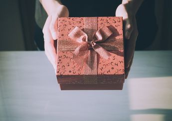 5 Zodiak yang Love Languagenya Receiving Gift, si Paling Senang Dapat Hadiah dan Suka Kasih Kado