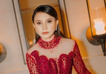 Menyala Teh Ochaku! Rossa Tampil Glamor Serba Merah Saat Nyanyi di Acara Pernikahan!