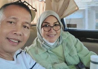 Tangis Umi Kalsum Pecah Usai Berhasil Cium Ka'bah saat Ibadah Haji Bareng Ayah Rozak, Ibunda Ayu Ting Ting Langsung Ucap Syukur