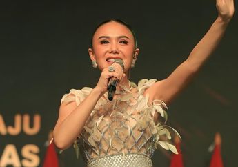 Yuni Shara Tampil Berbalut Dress Jaring-jaring Rancangan Desainer Papan Atas, Intip Tampilannya!