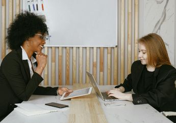 4 Shio Paling Bisa Mengambil Hati Bos, Mepet Terus demi Promosi!