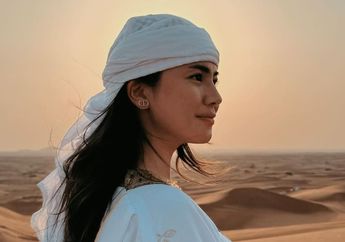 Selonjoran di Tengah Panasnya Gurun Pasir Dubai, Felicya Angelista Tampil Santun Kenakan Dress Putih