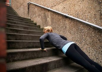 4 Arti Mimpi Jatuh dari Tangga, Pertanda Takut akan Kegagalan dan Kehilangan