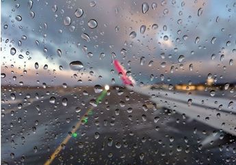 6 Arti Mimpi Naik Pesawat Saat Hujan Memang Harus Diwaspadai, Ada Perasaan Ketidakpastian dan Kekhawatiran akan Hidup