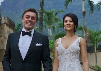 Dipuji Seperti Barbie, Farah Quinn Tampil Glamor dan Menawan Berbalut Gaun Putih bak Busana Pengantin