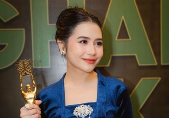 Body Goals Maksimal Berbalut Kebaya Kutu Baru, Prilly Latuconsina Sabet Penghargaan Film Bergengsi