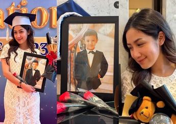 Putranya Meninggal Dunia, Tamara Tyasmara Mewek saat Hadiri Wisuda Almarhum Dante, Nangis Diperlakukan Begini oleh Anak-anak Lain