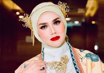Mulan Jameela Tampil Kenakan Outer Batik dan Rok Tutu Saat Manggung, Wajah Cantiknya Gak Berubah!