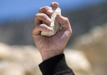 5 Arti Mimpi Dilempari Batu, Jangan Disepelekan, Bisa jadi Sebuah Pesan Penting dari Alam Bawah Sadar