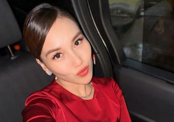 Tampil Anggun dan Berkelas, Ayu Ting Ting Bergaya Kenakan Tas Mungil Mewah Harga Fantastis