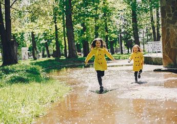 7 Arti Mimpi Kehujanan, Tanda Berkah atau Akan Alami Kesedihan?