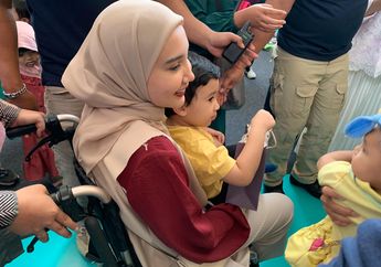 Innalillahi, Zaskia Sungkar Mendadak Tampil Pakai Kursi Roda, Ternyata Keseleo karena Hal Receh Ini