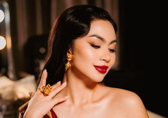 Cantik Berkarisma dengan Lipstik Merah, Ariel Tatum Tampil Berani dengan Dress Belahan Tinggi