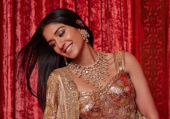 Pernikahan Anak Orang Terkaya Se-ASIA, Radhika Merchant Kenakan Sari India Emas dengan Tampilan Glamor