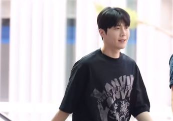 OTW Jakarta, Kim Seon Ho Tampil Casual Hingga Lempar Senyum Sumringah