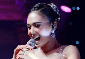 Auto Jadi Sorotan, Yuni Shara Pamer Potret Awet Muda Kenakan Dress Desainer yang Terlihat Transparan