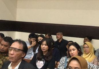Asyik Selfie, Tamara Tyasmara Beri Teguran pada Keluarga Yudha Arfandi di Sidang Kematian Dante: Mau Foto Berdua?