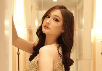 Laura Moane Tampil Glamor Serba Emas Saat Runway Fashion Show Desainer Papan Atas, Aura Bintang!