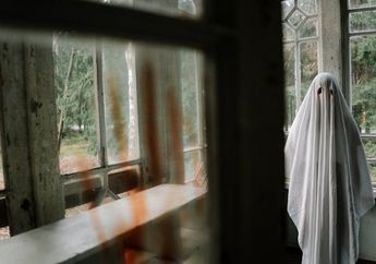 5 Arti Mimpi Upacara Bendera Bersama Hantu, Lambang Konflik di Masa Lalu hingga Adanya Ketakutan