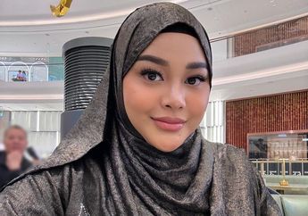 Shimmer-shimmer! Cantiknya Aurel Hermansyah Kenakan Dress Shimmer Biru Berkilau