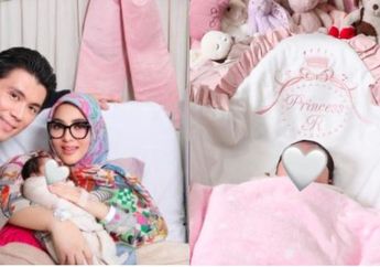 5 Foto Syahrini dengan Baby R, Aura Ibu Baru dan Nuansa Pink Manis Banget!