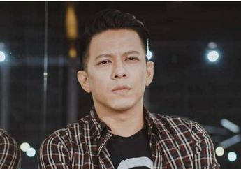 Ariel NOAH Kepergok Rebahan di Rumput saat Lagi Syuting, Penggemar Malah Singgung Soal Faktor Umur