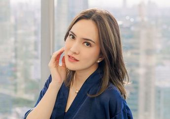 Simpel dan Elegan, Shandy Aulia Rayakan HUT RI ke-79 Sembari Kenakan Baju Batik Modern