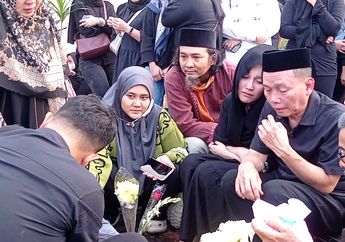 Air Mata Ayu Ting Ting Pecah di Pemakaman Keponakannya, Syifa Sampai Meraung-raung: Adek Kok Ninggalin Mama