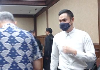 Harvey Moeis Senyum Semringah Meski Jalani Sidang Tanpa Didampingi Sandra Dewi