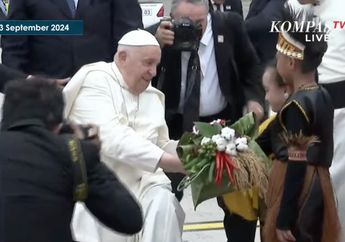 Terharu! Begini Detik-detik Bayi Williana Diberkati Paus Fransiskus di Pinggir Jalan 